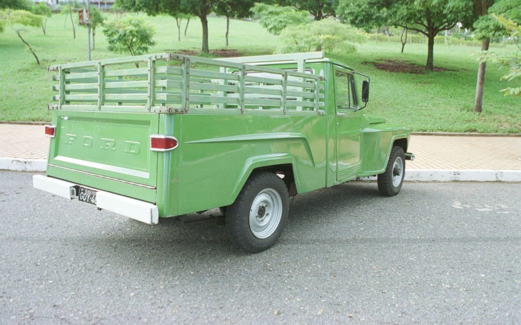 Ford F-75 verde de traseira; para matéria sobre caminhonetes derivadas de jipes.