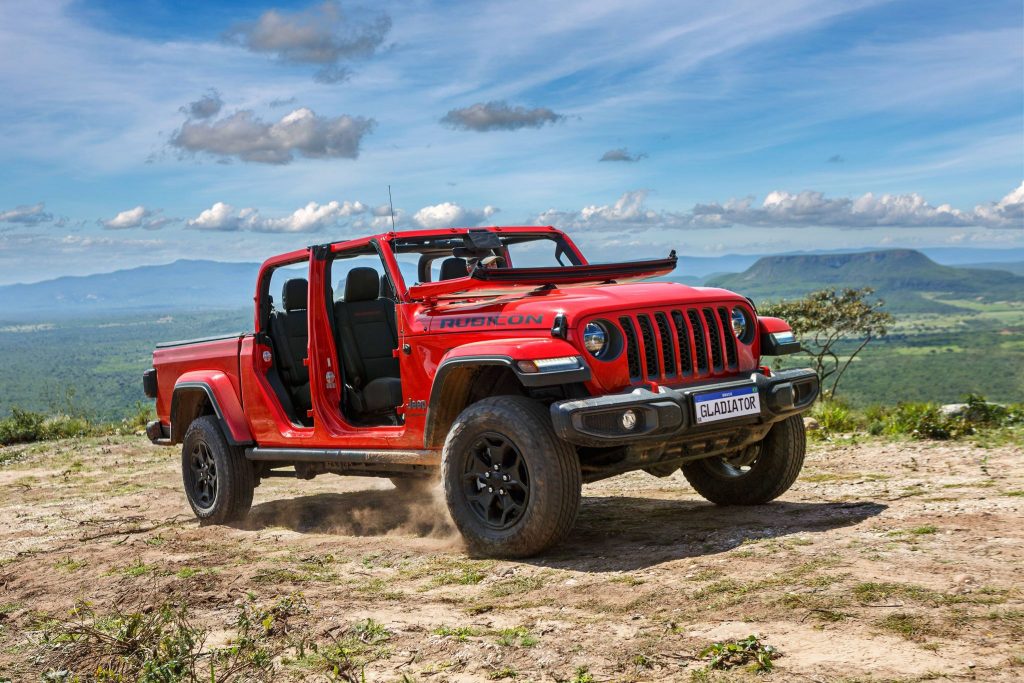 Jeep Gladiator vermelho de frente; para matéria sobre caminhonetes derivadas de jipes.