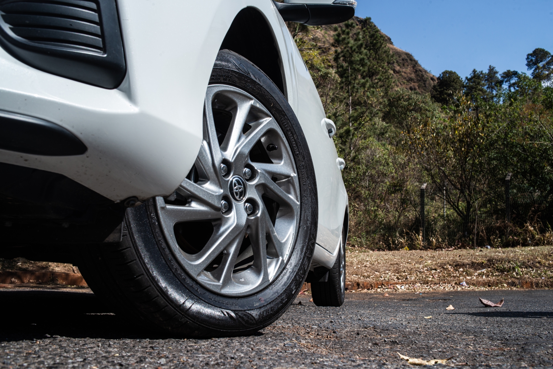 toyota yaris 1.5 xs modelo 2022 hatch compacto branco roda de liga leve dianteira estatico asfalto