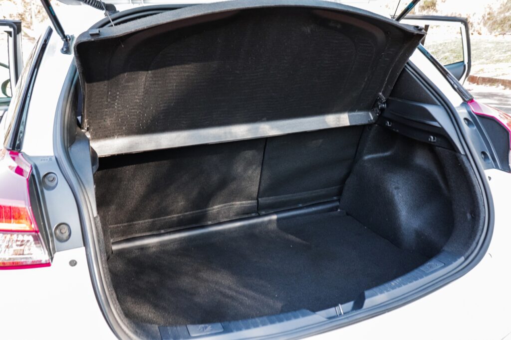 toyota yaris 1.5 xs modelo 2022 hatch compacto branco interior porta malas estatico asfalto