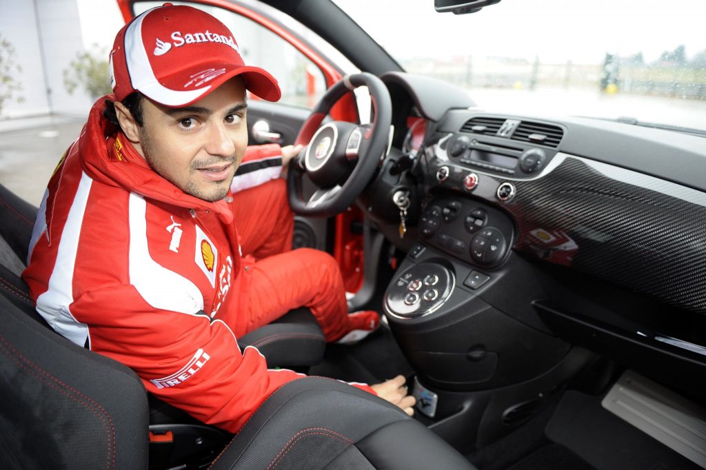 Felipe Massa no interior do  Fiat 500 Abarth 695 Tributo Ferrari.