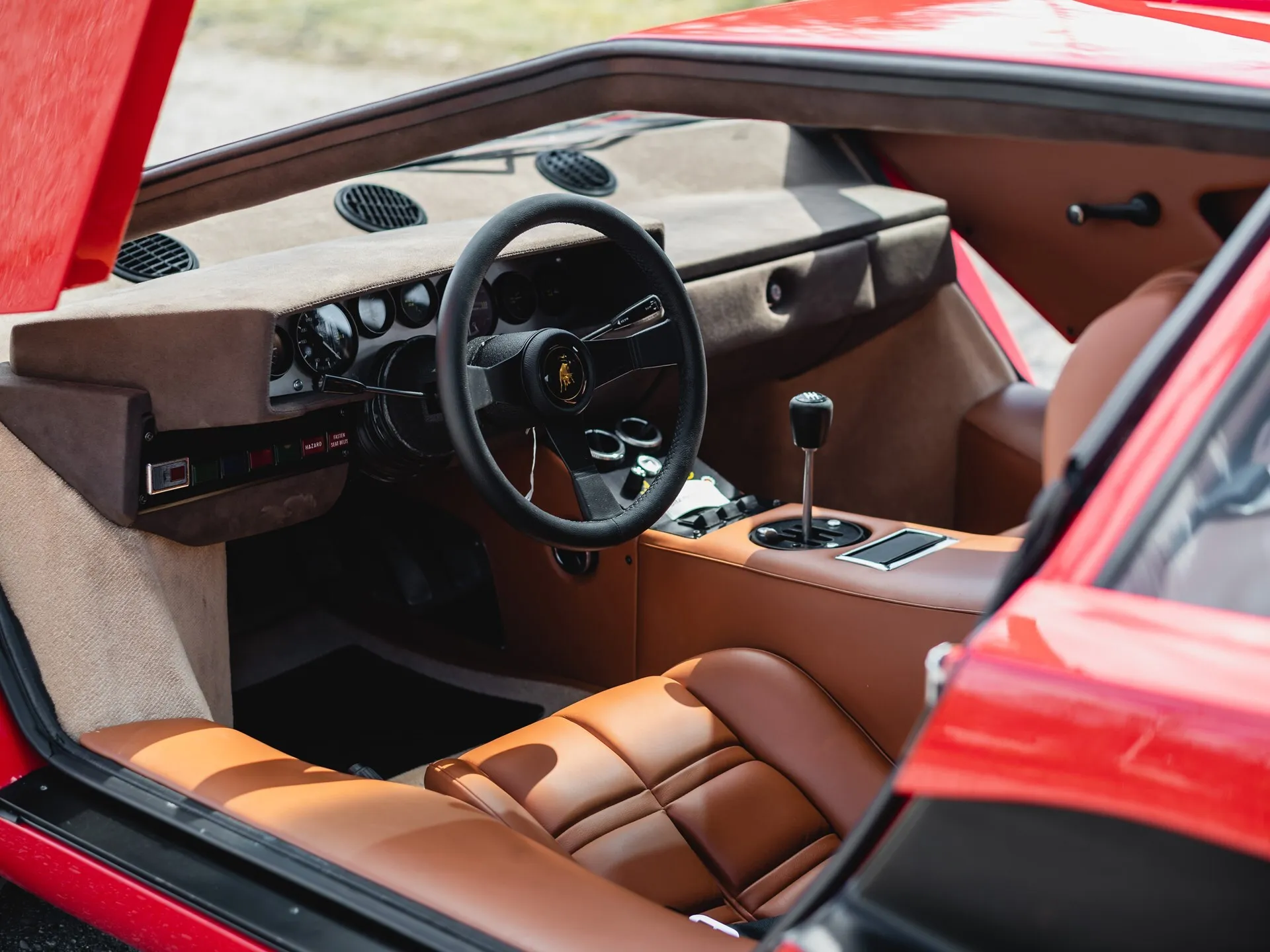 Foto interior do Countach LP400 'Periscopio' vermelho de 1977 que pertenceu a Rod Stewart e vai a leilão sábado (20/05)