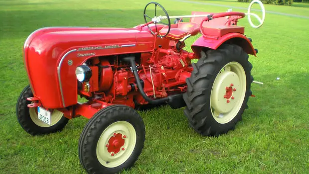 Trator dos anos 50 Porsche vermelho; para matéria sobre marcas de carro com investimentos inusitados