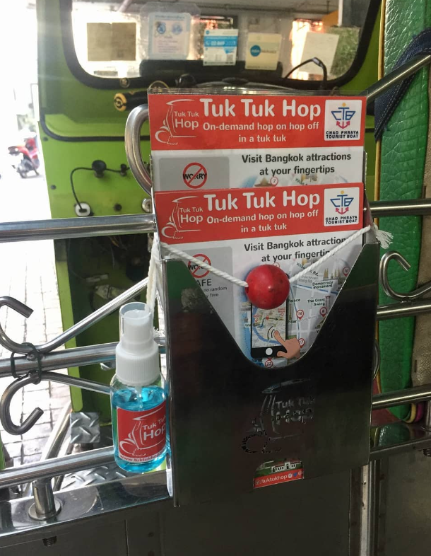 Cartazes sobre o funcionamento do Tuk Tuk Hop.