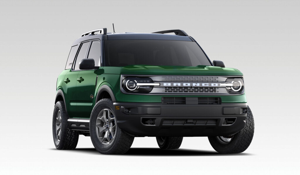 Ford Bronco Sport 2023 de frente em tom verde. 