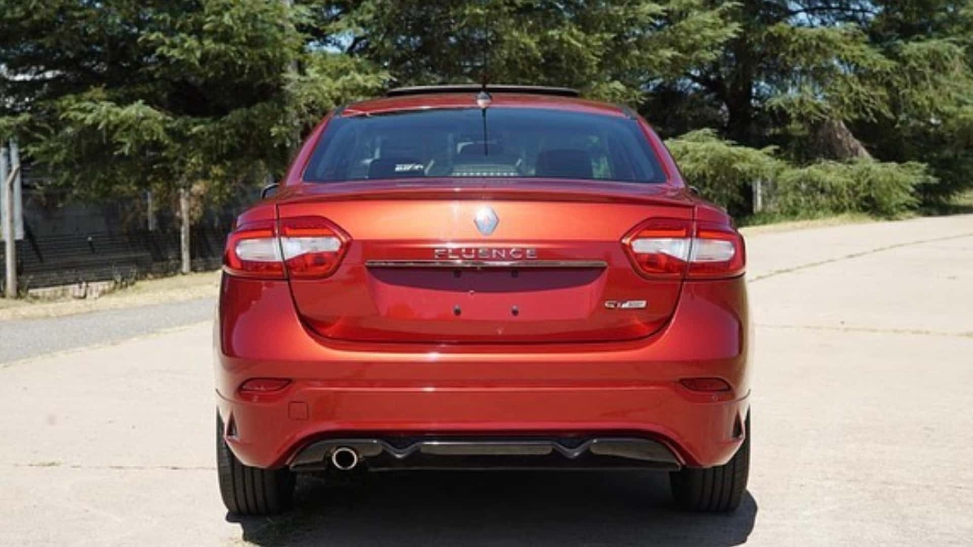 Renault Fluence GT vermelho de traseira estacionado