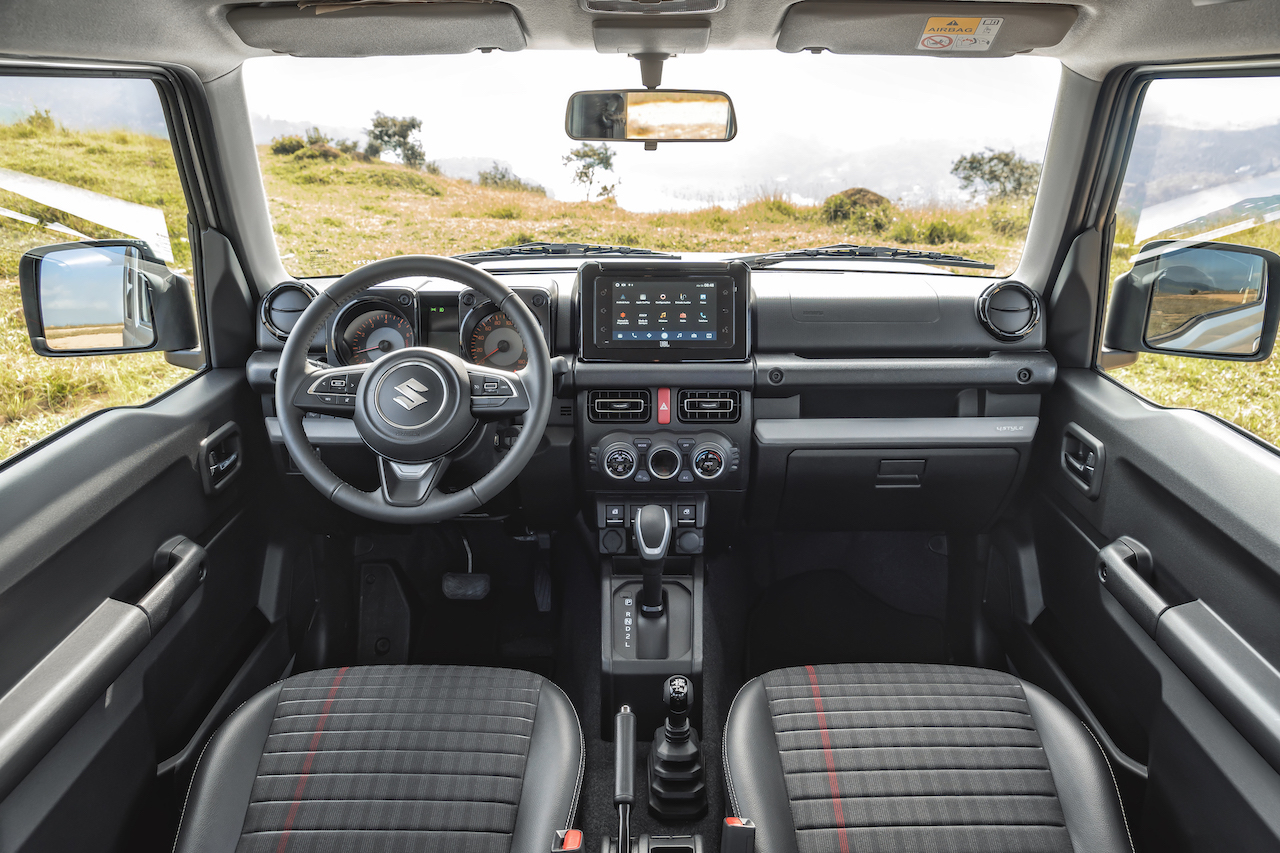 Suzuki Jimny Sierra 2024 prata versão 4Style vista interior em área urbana 