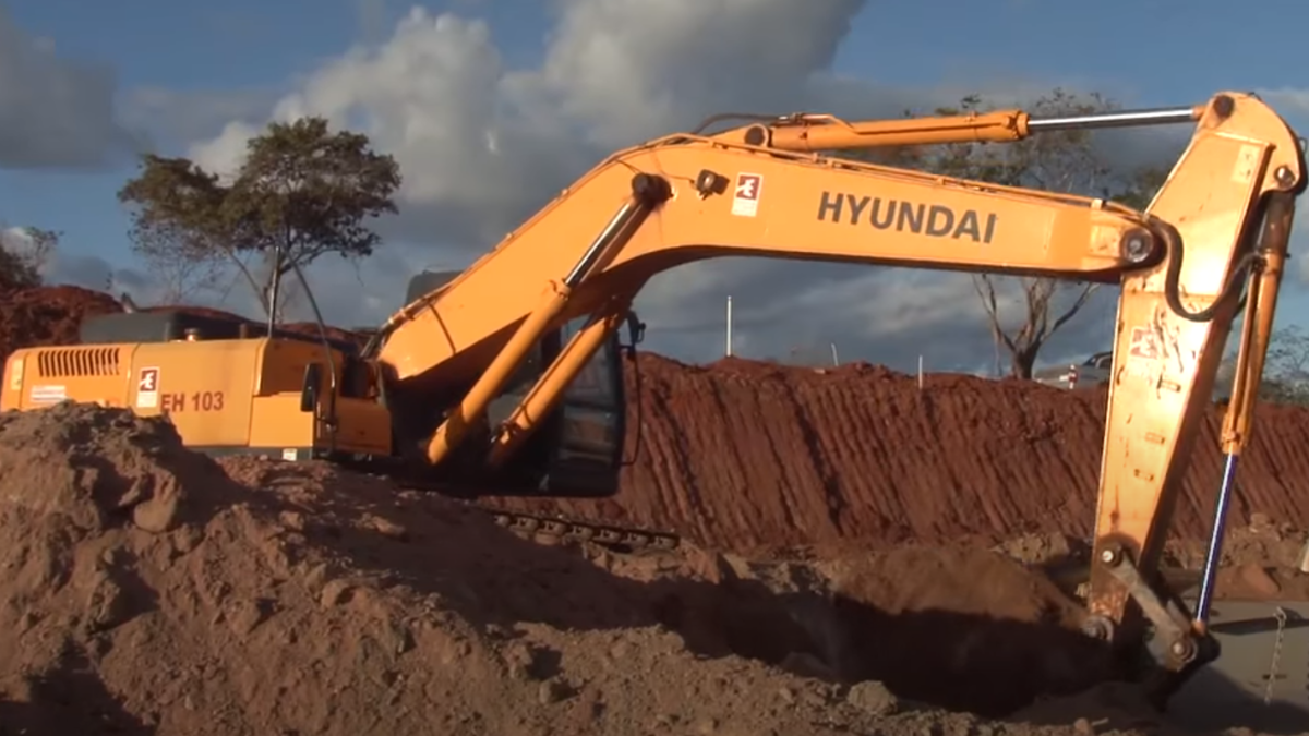 escavadeira da montadora Hyundai amarela em monte de terra