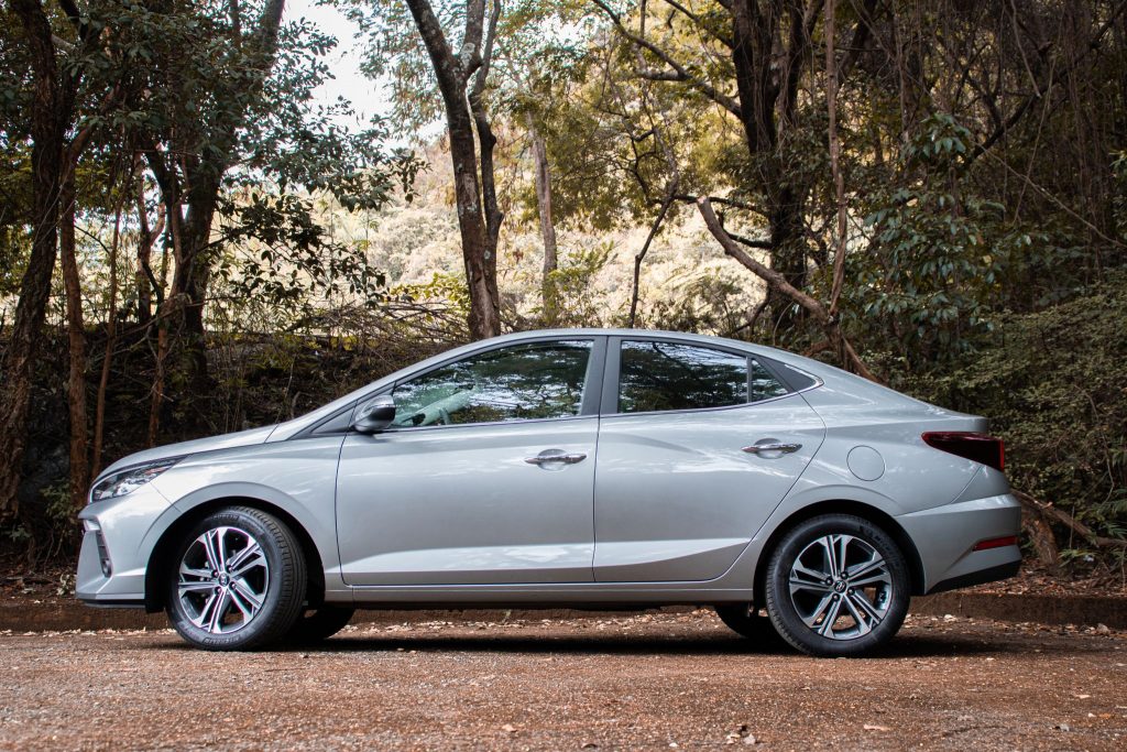 Hyundai HB20 S Platinum Plus 2023, sedan com motor 1.0 turbo, prata, de lado estacionado.