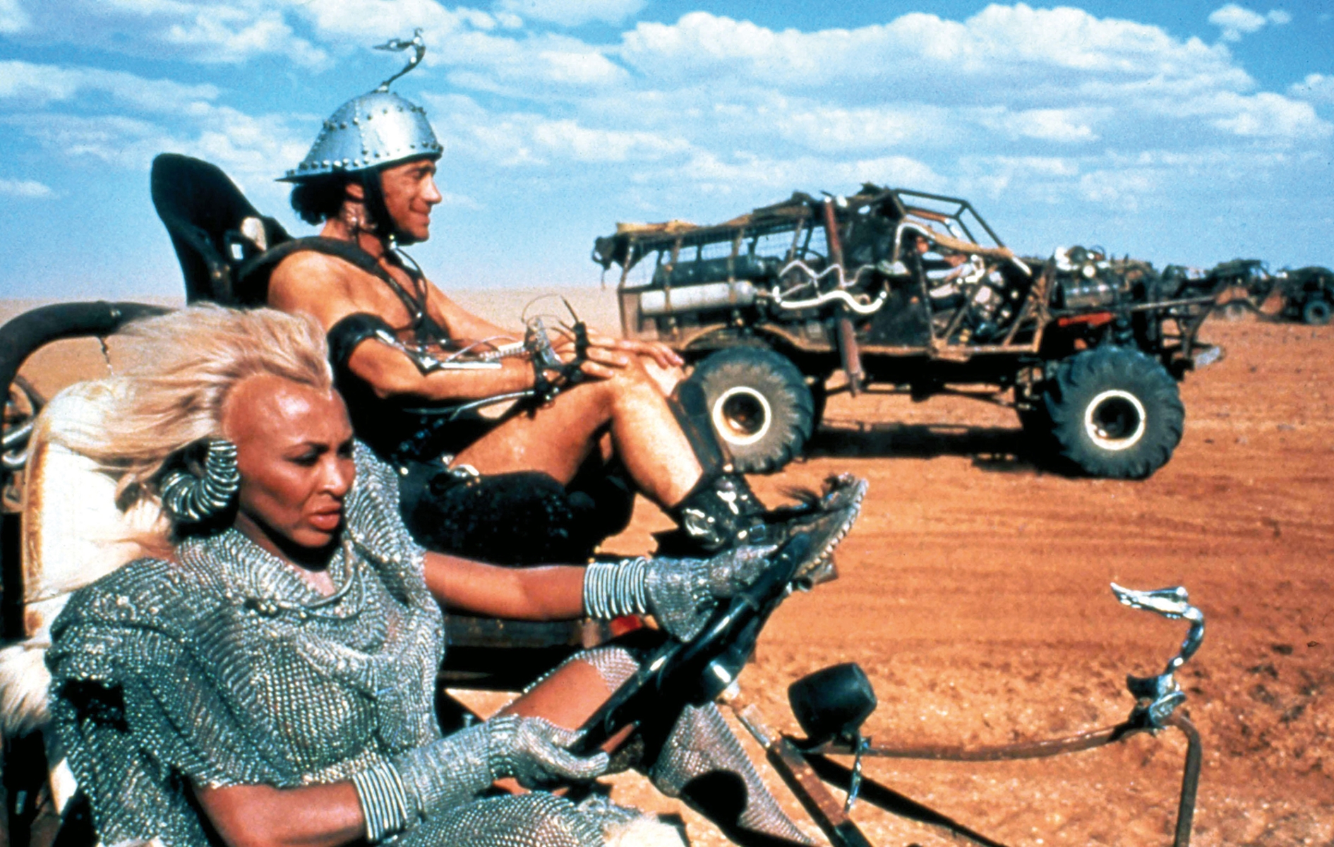 tina turner no filme mad max thunderdome dirigindo carro sem carroceria no deserto