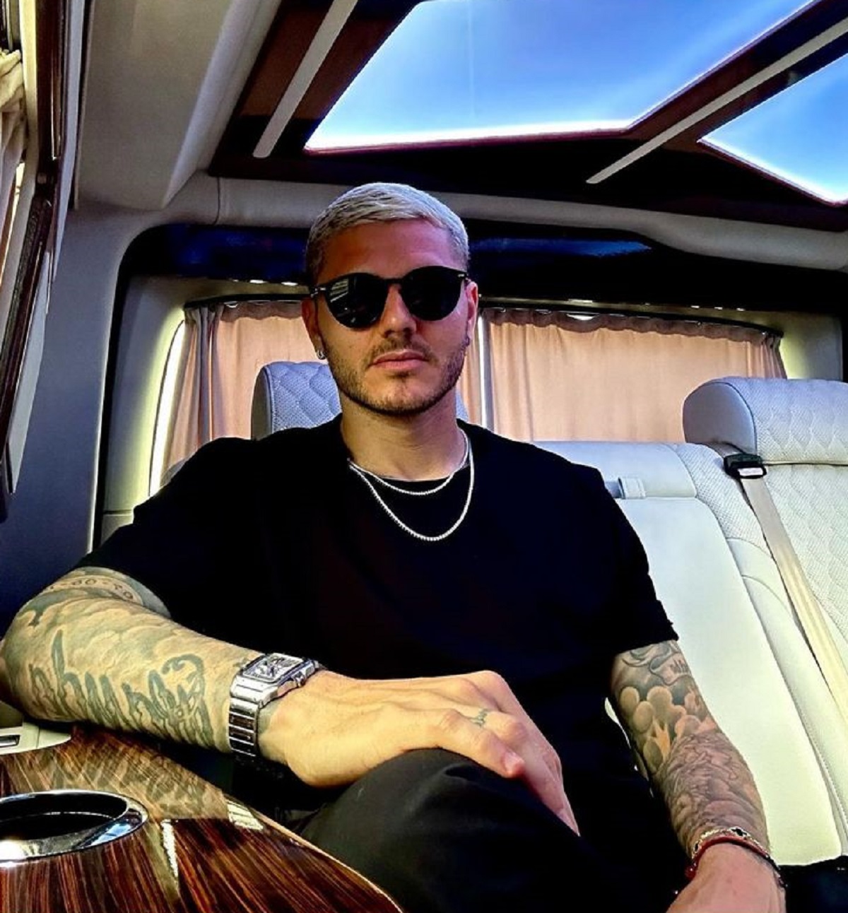 Mauro Icardi dentro do carro mais caro do mundo comprado por ele.