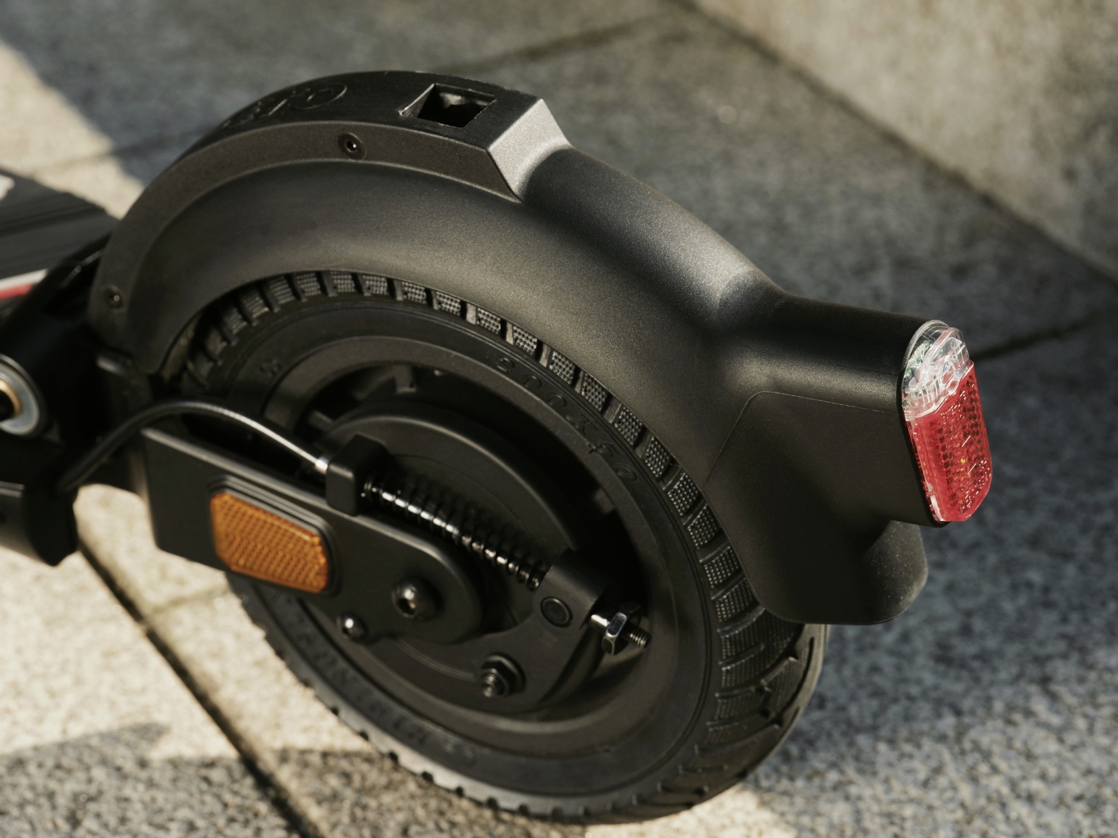 mercedes amg e scooter patinete eletrica detalhe da roda traseira