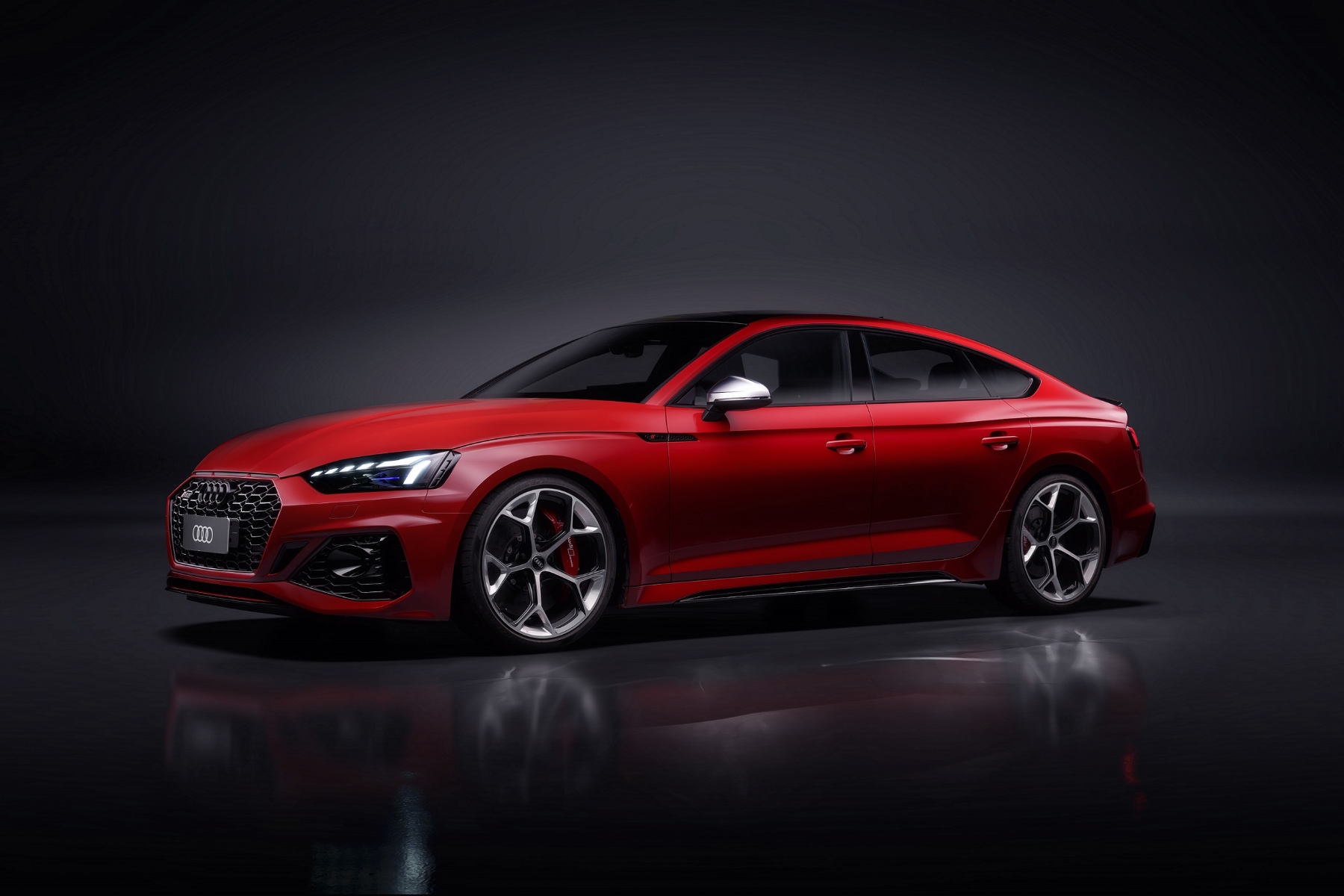 audi rs 5 sportback competition plus track vermelho de frente estatico no estudio