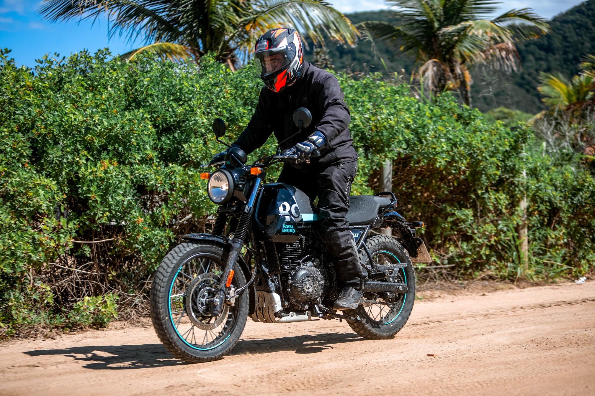 Royal Enfield Scram 411 de frente em movimento na terra