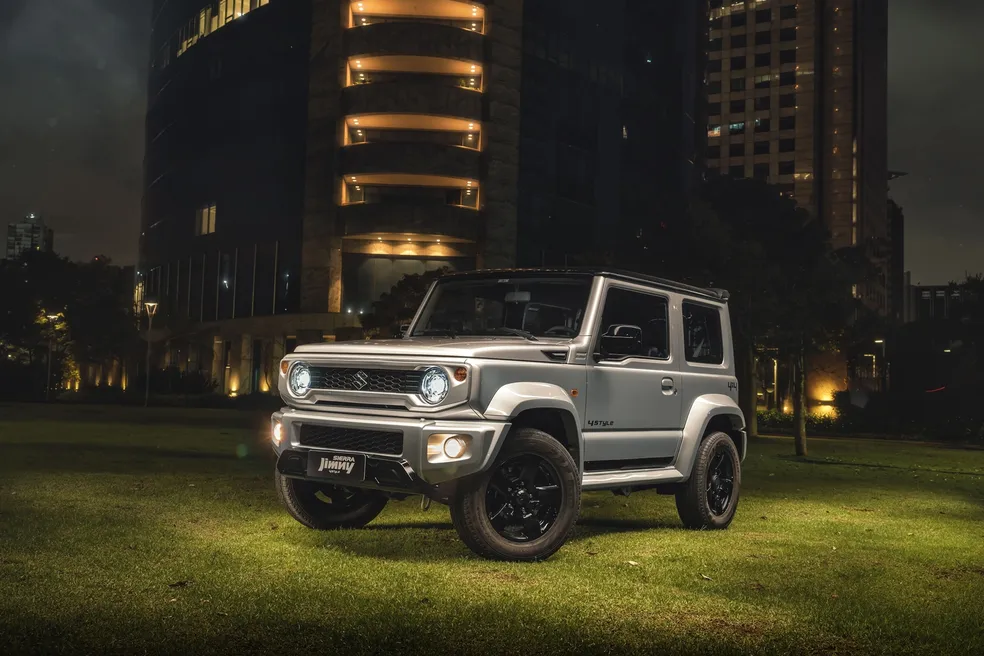 Suzuki Jimny Sierra 2024 prata versão 4Style vista lanterna e lateral em área urbana 