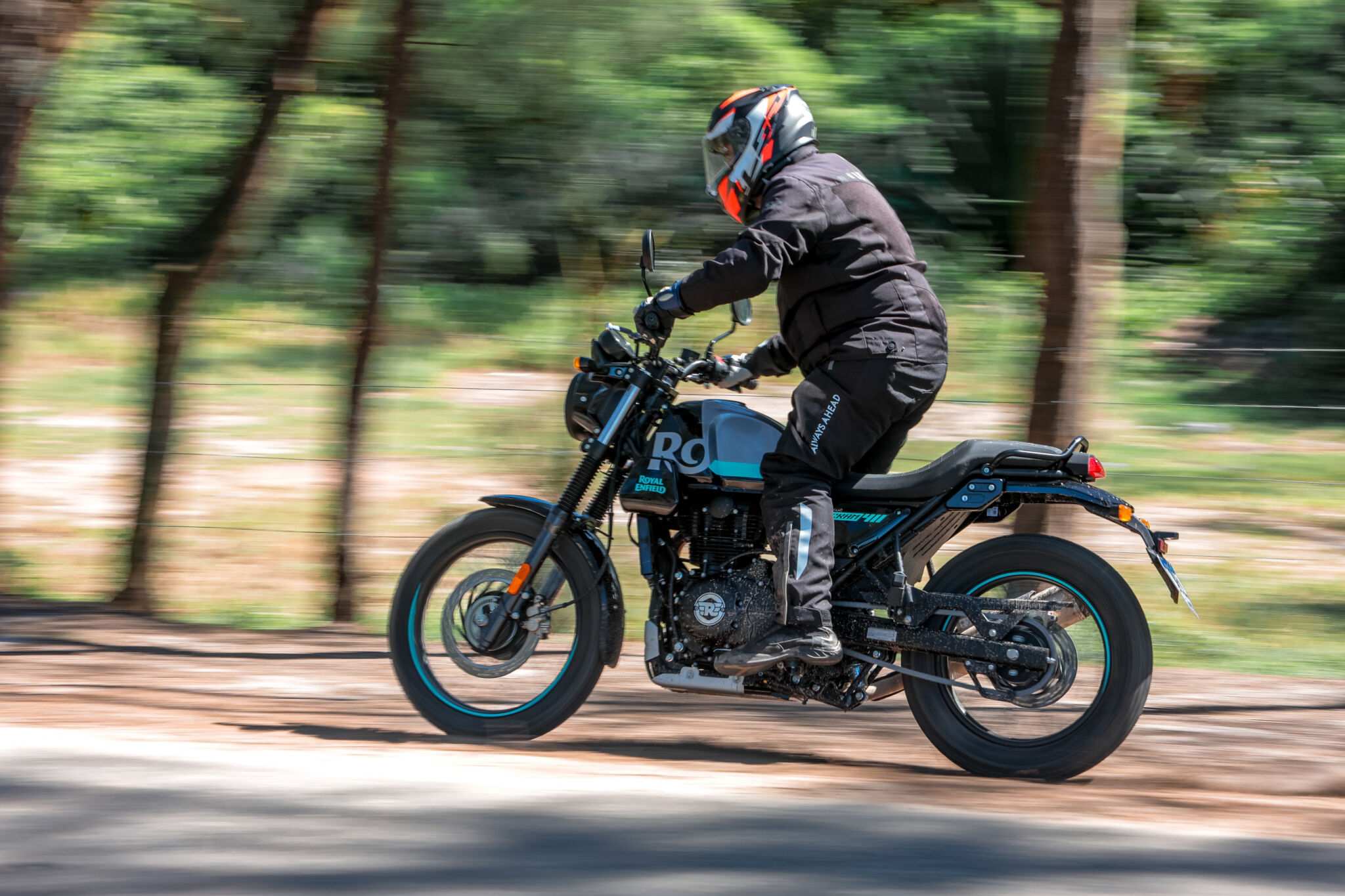 Royal Enfield Scram 411 de lado em movimento na terra