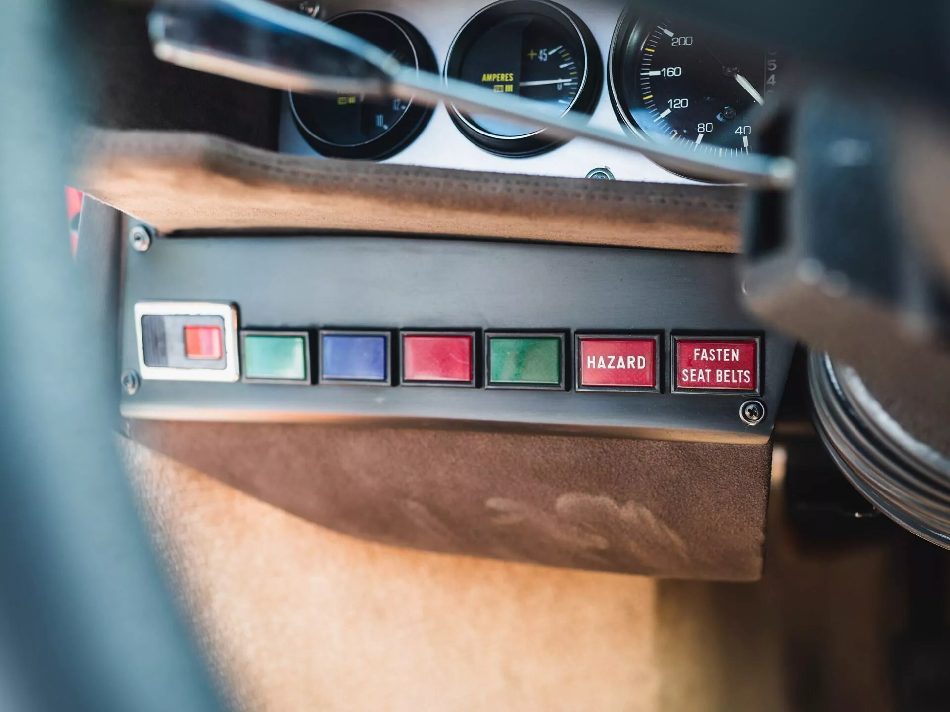 Foto botões do Lamborghini Countach LP400 'Periscopio' vermelho de 1977 que pertenceu a Rod Stewart e vai a leilão sábado (20/05)