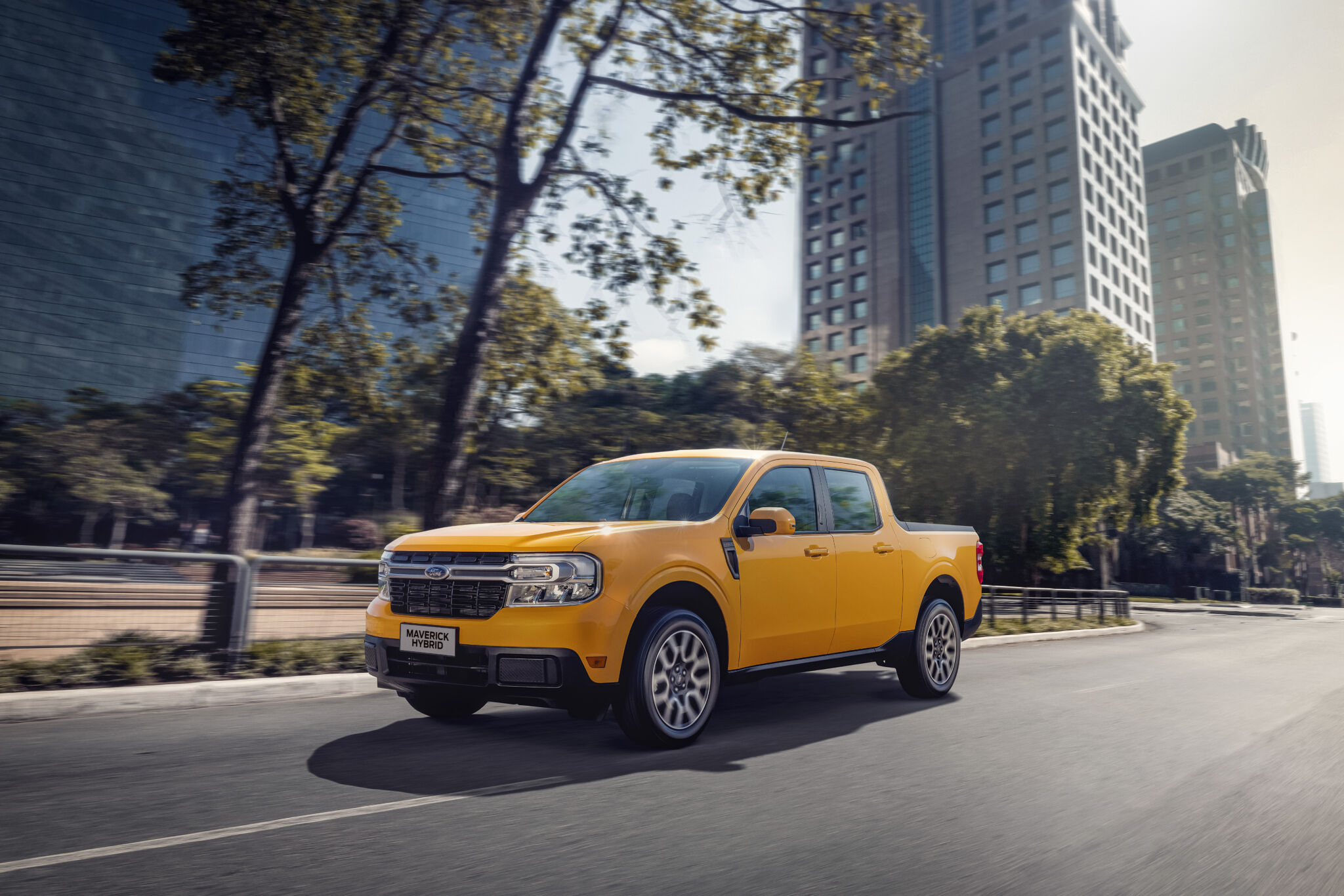 Ford Maverick Hybrid de frente em movimento