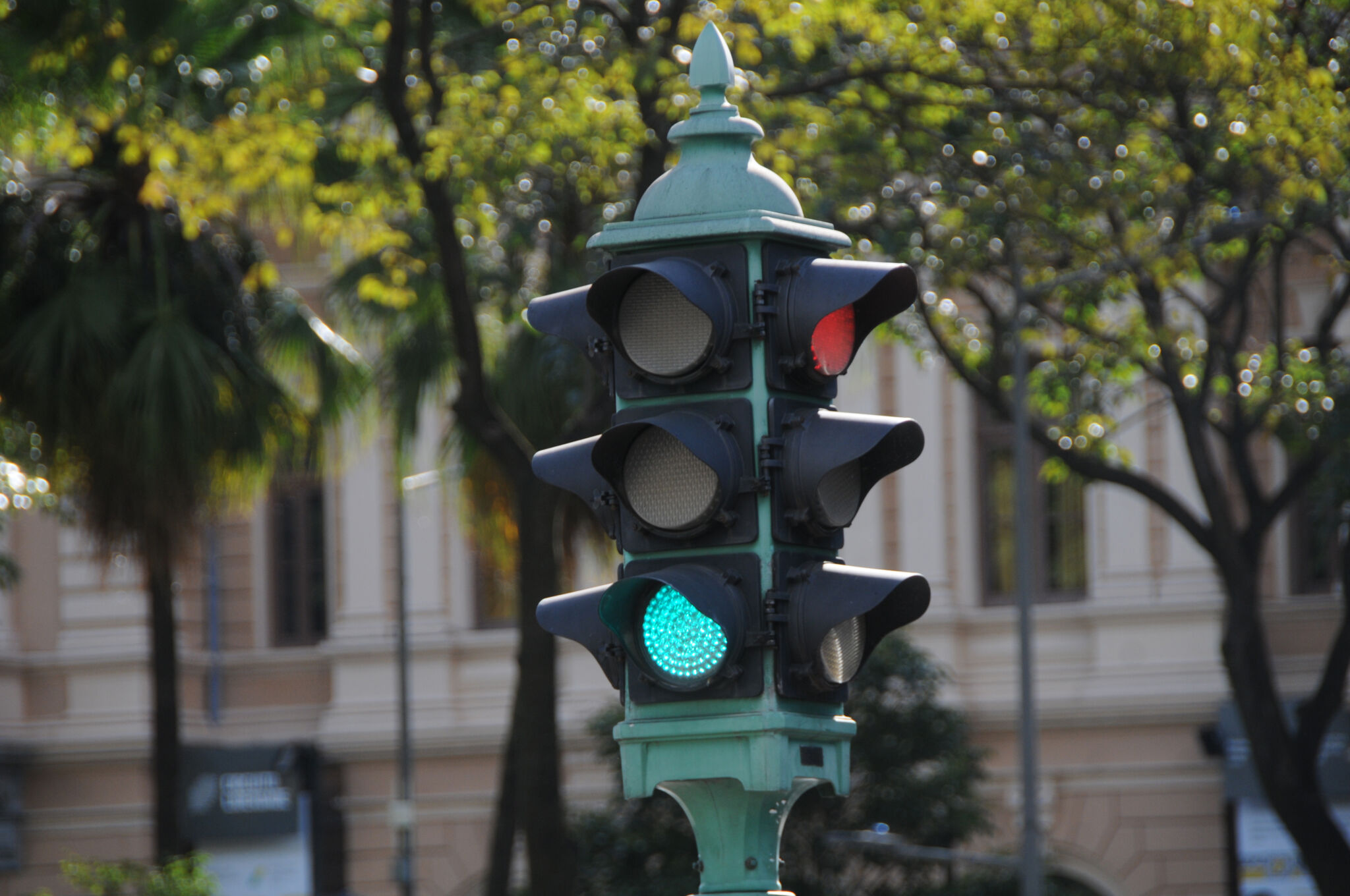 A traffic light that forces drivers to drive within the limit?  To understand