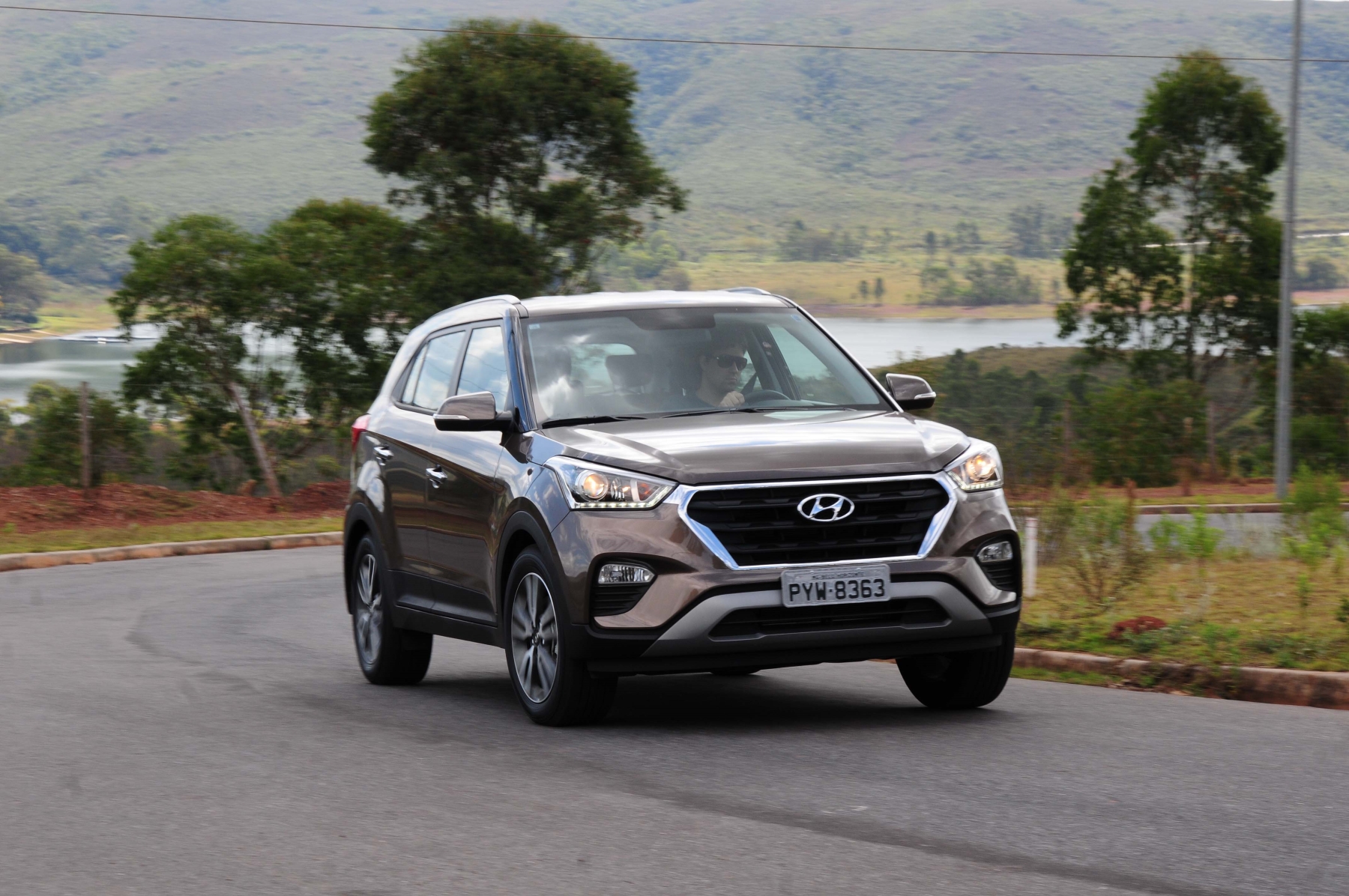 hyundai creta prestige 2.0 modelo 201 primeira geracao marron de frente em movimento no asfalto