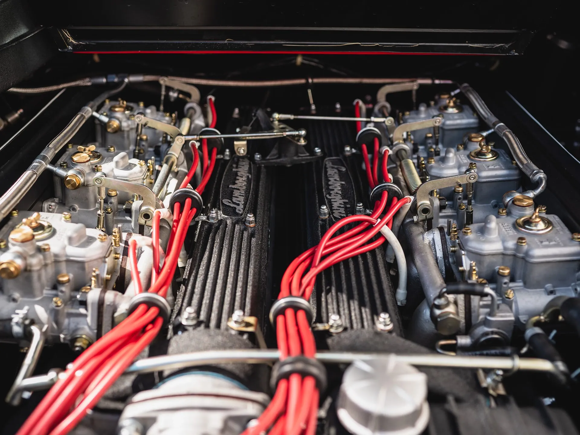 Foto motor do Countach LP400 'Periscopio' vermelho de 1977 que pertenceu a Rod Stewart e vai a leilão sábado (20/05)