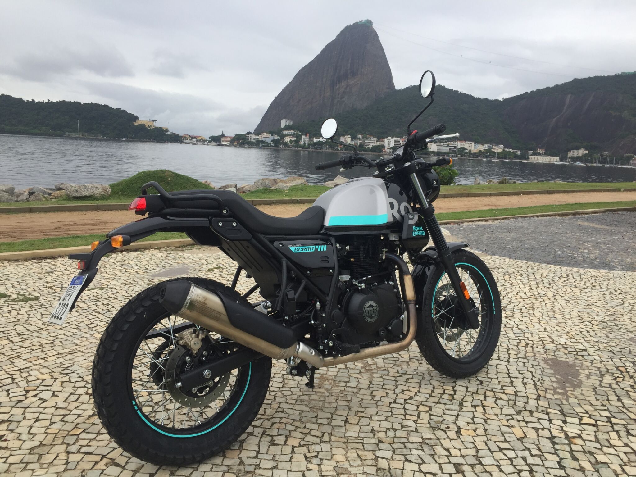 Royal Enfield Scram 411 de traseira estacionada