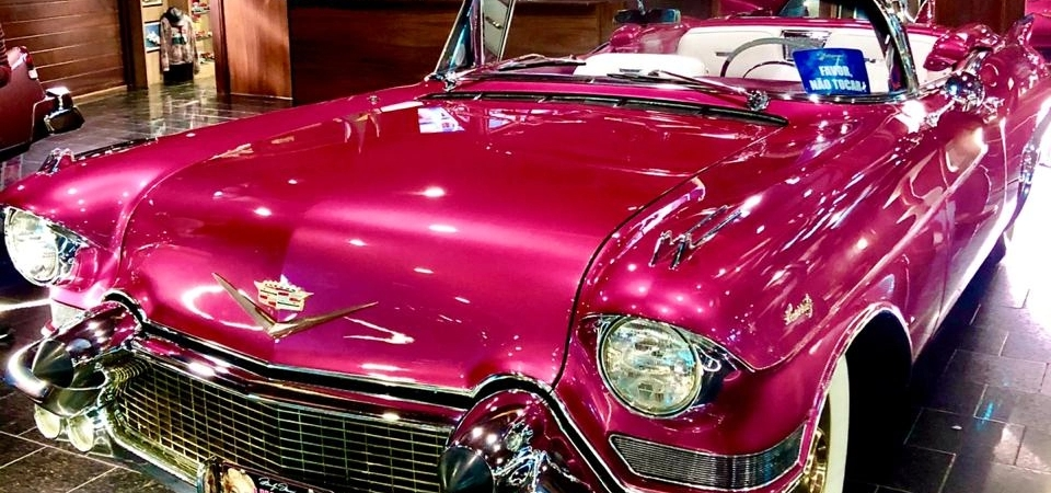 Carro antigo rosa metálico exposto em Gramado(RS) 