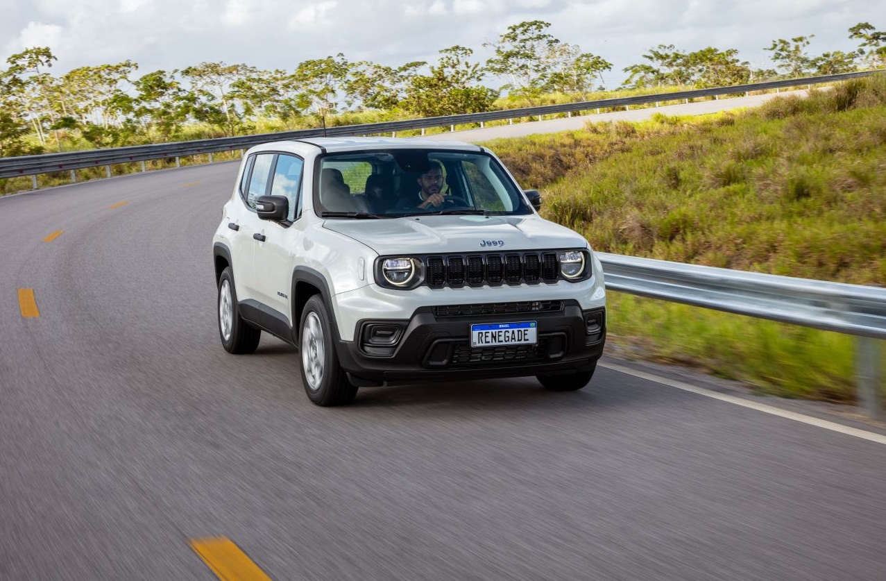 Jeep Renegade branco visto de frente em movimento na estrada, para matéria sobre carro popular.