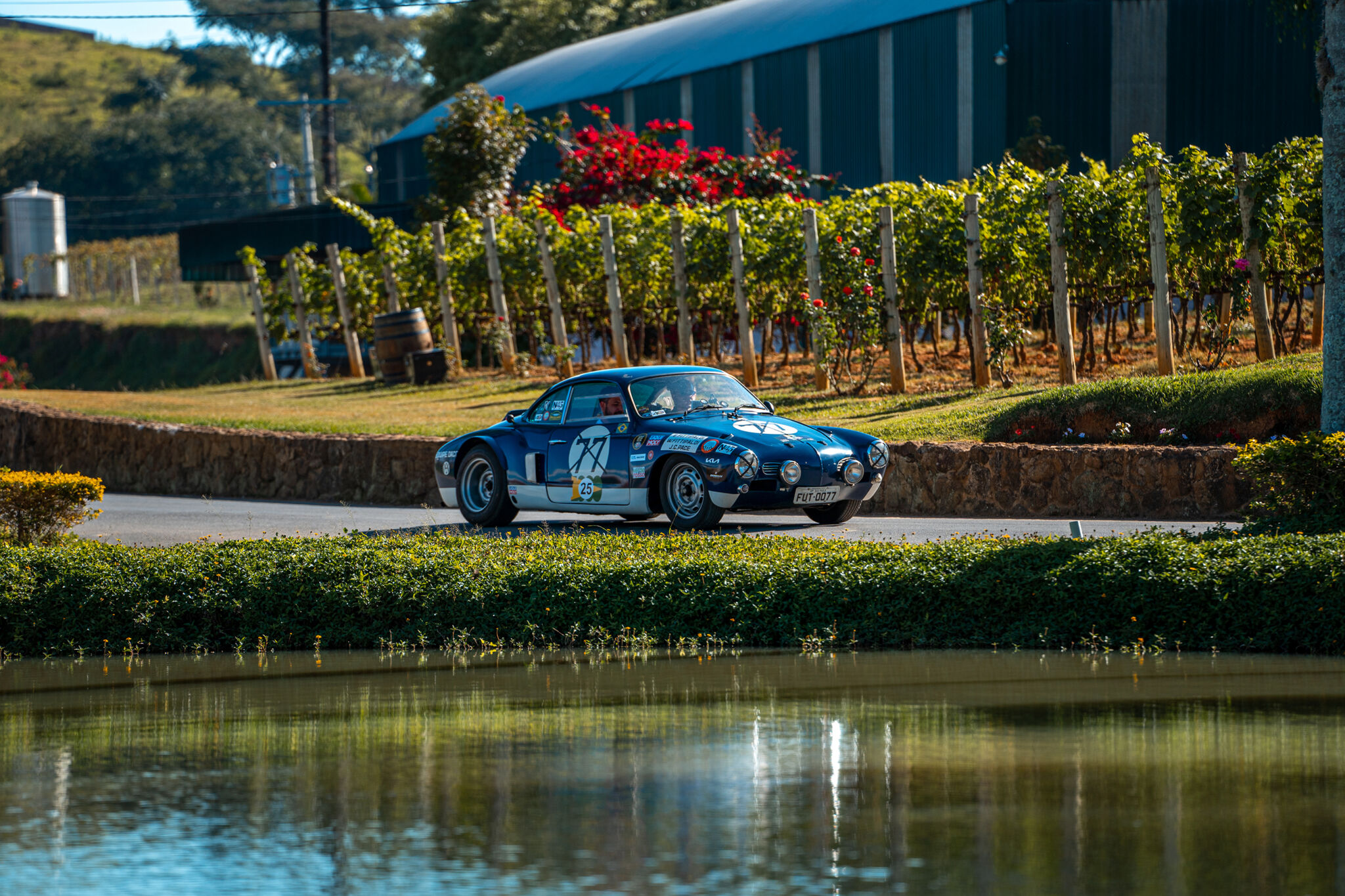 Karmann-Ghia Dacon 1966 em prova de rally. O modelo foi um dos carros antigos que participaram do evento.