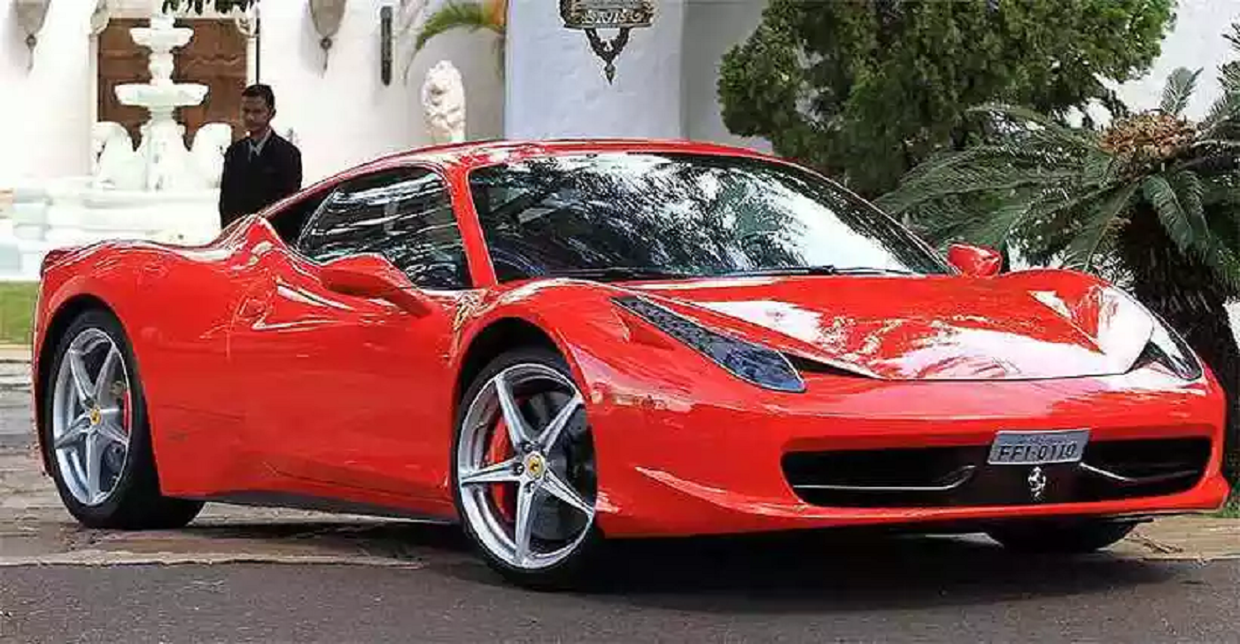 Ferrari 458 Italia saindo da residência do ex-presidente.