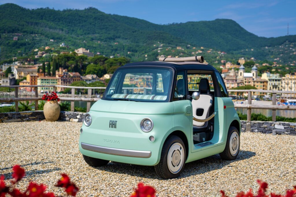 Fiat Topolino verde água em paisagem italiana