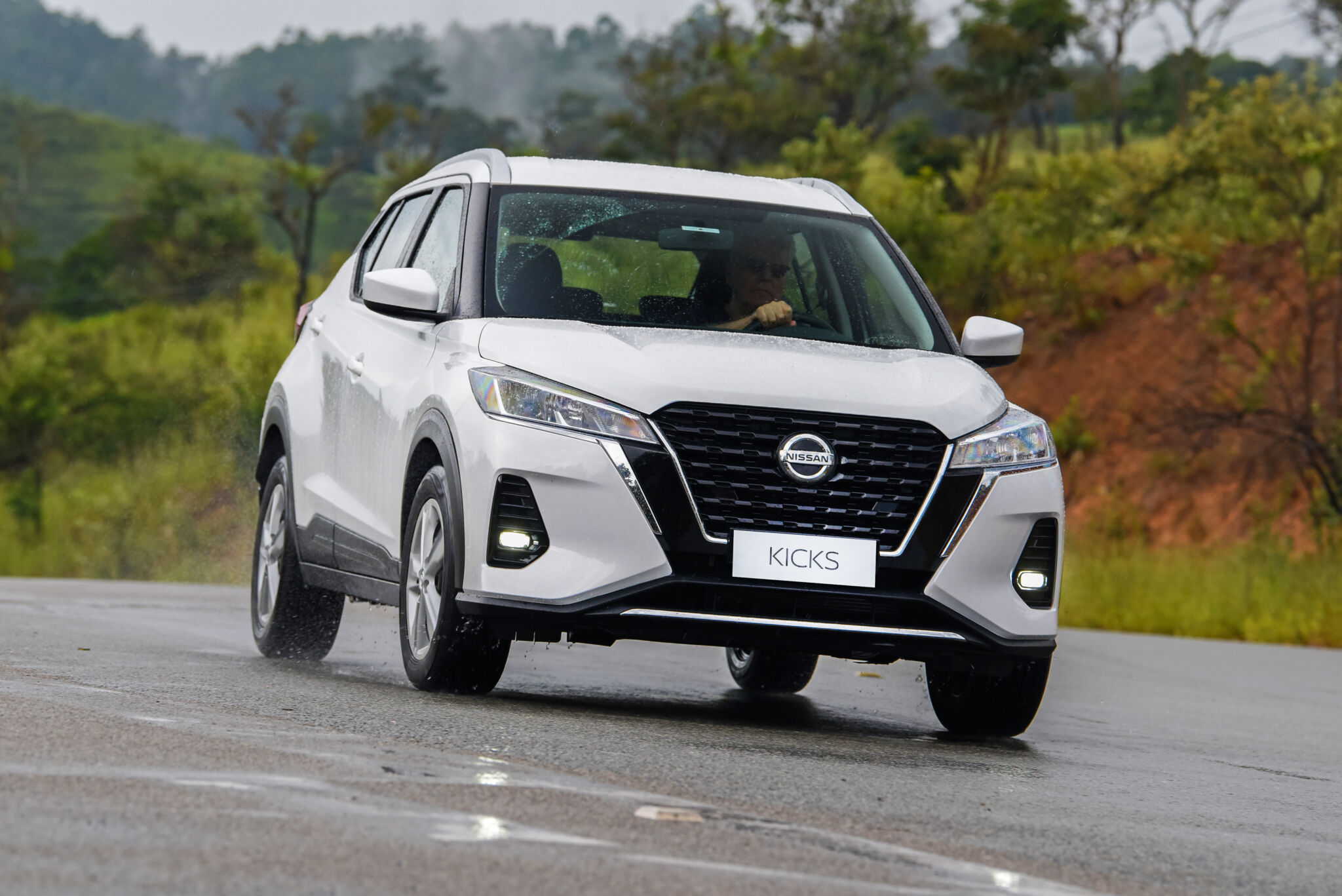 Novo Nissan Kicks Sense branco de frente em movimento