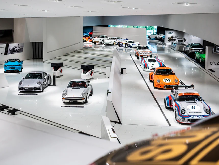 carros da Porsche expostos em museu na Alemanha