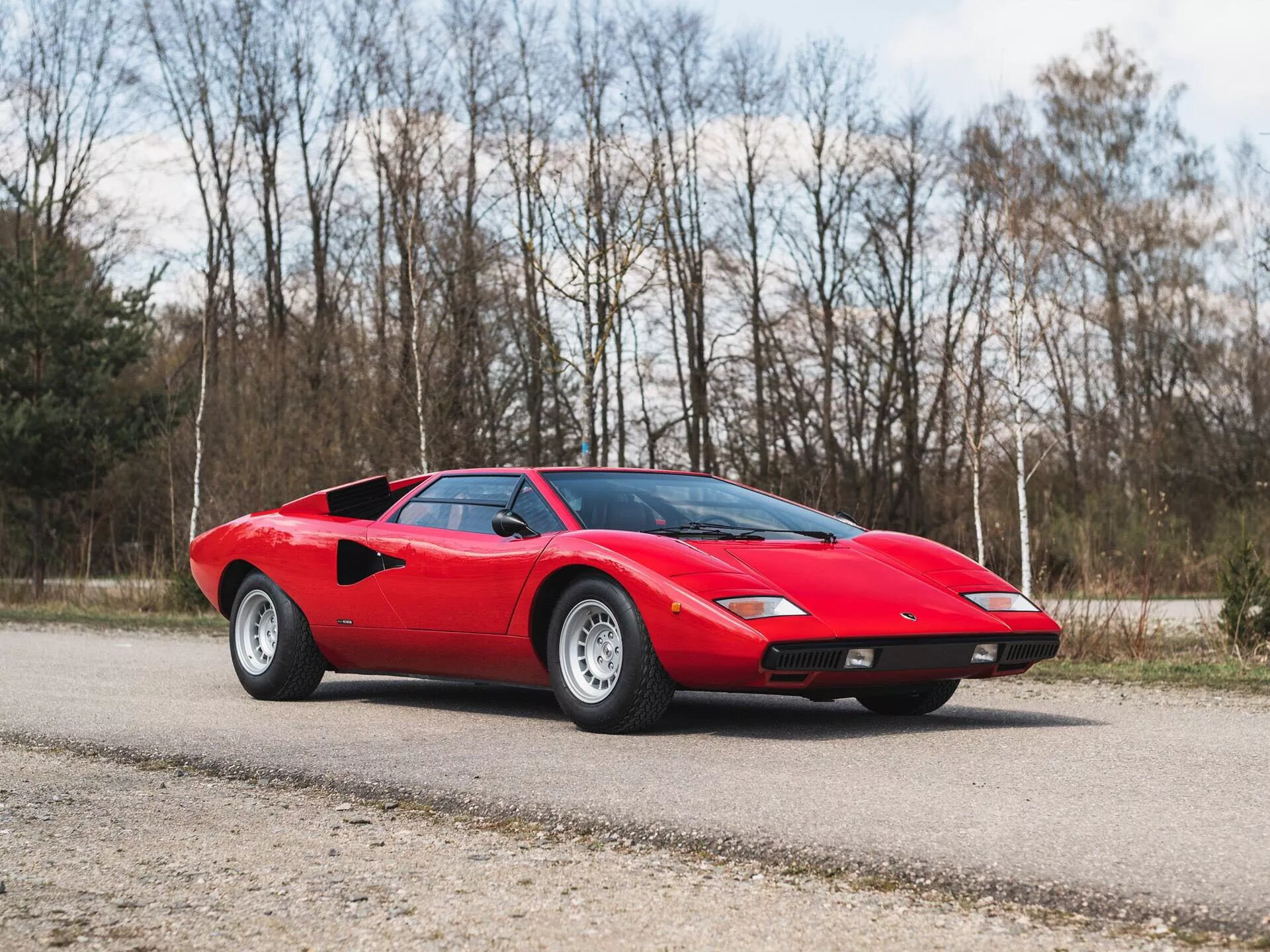 Foto fronto lateral do Lamborghini Countach LP400 'Periscopio' vermelho de 1977 que pertenceu a Rod Stewart e vai a leilão amanhã