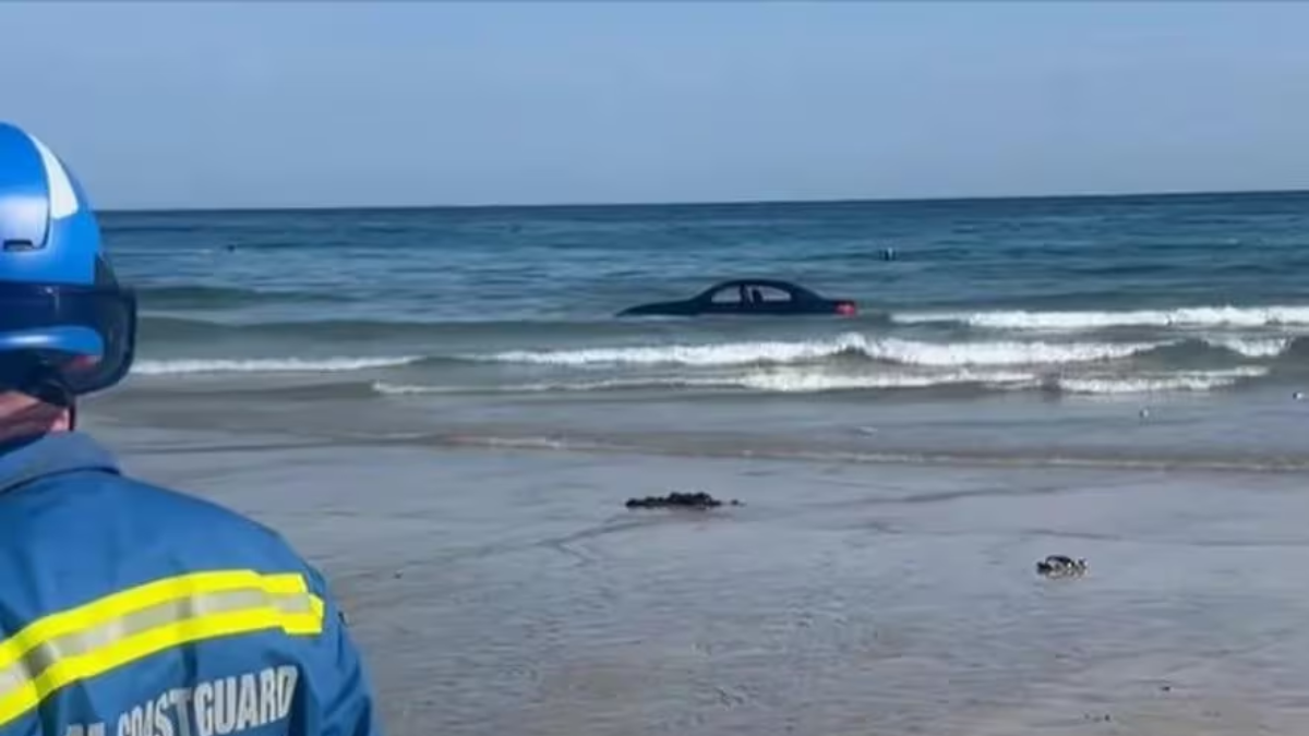 BMW boiando em alto mar chama atenção e é resgatada pela guarda costeira