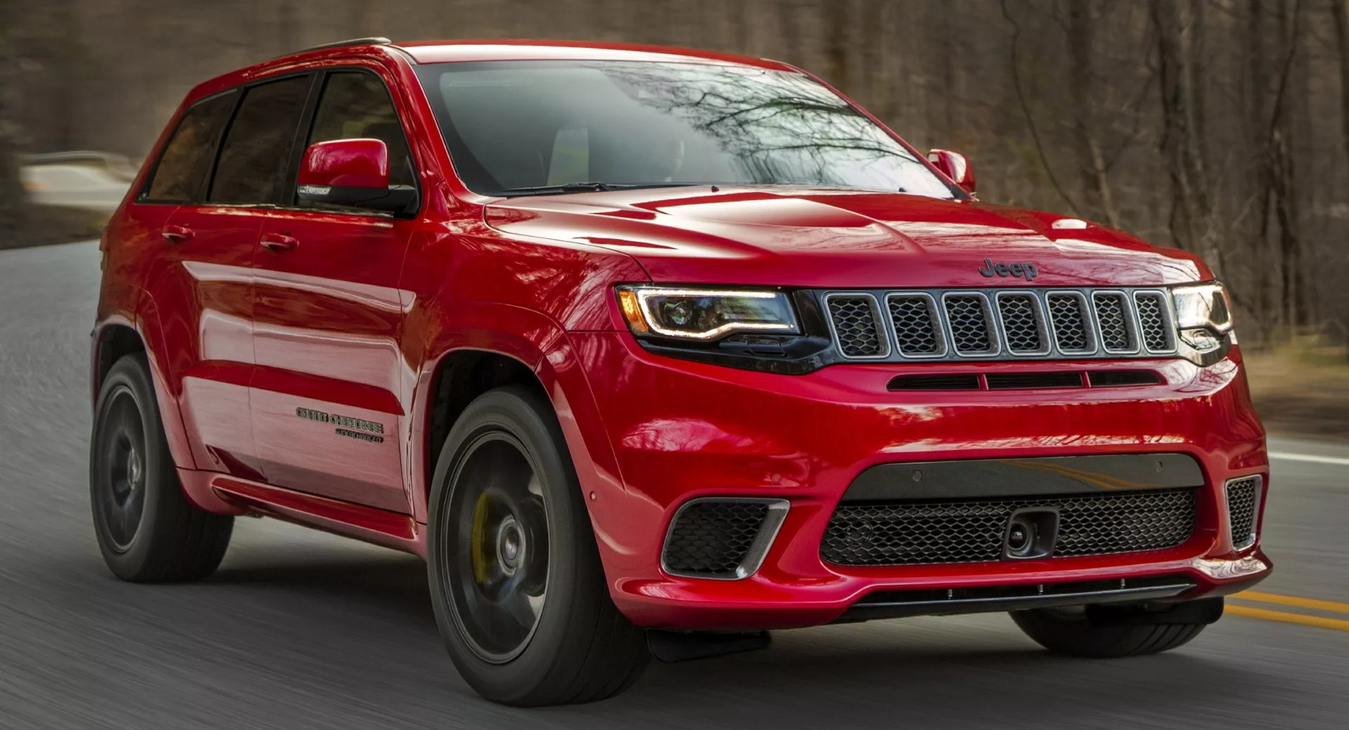 Jeep Grand Cherokee vermelho frente lateral para matéria sobre roubo de carros