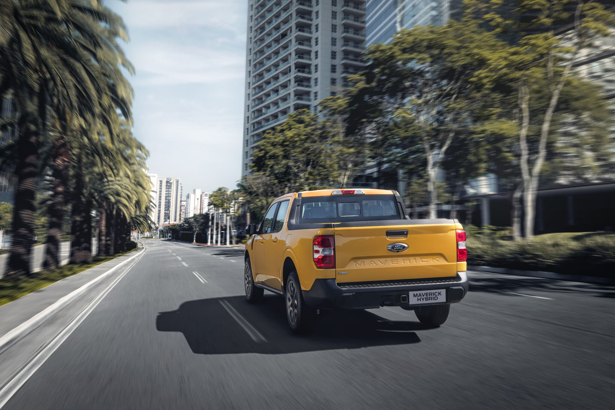 Ford Maverick Hybrid de traseira em movimento