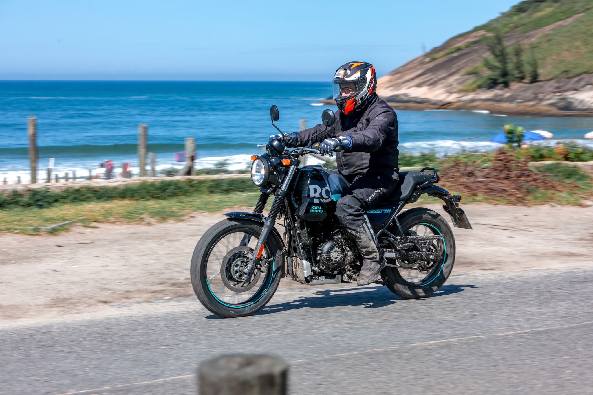 Royal Enfield Scram 411 de frente em movimento no asfalto