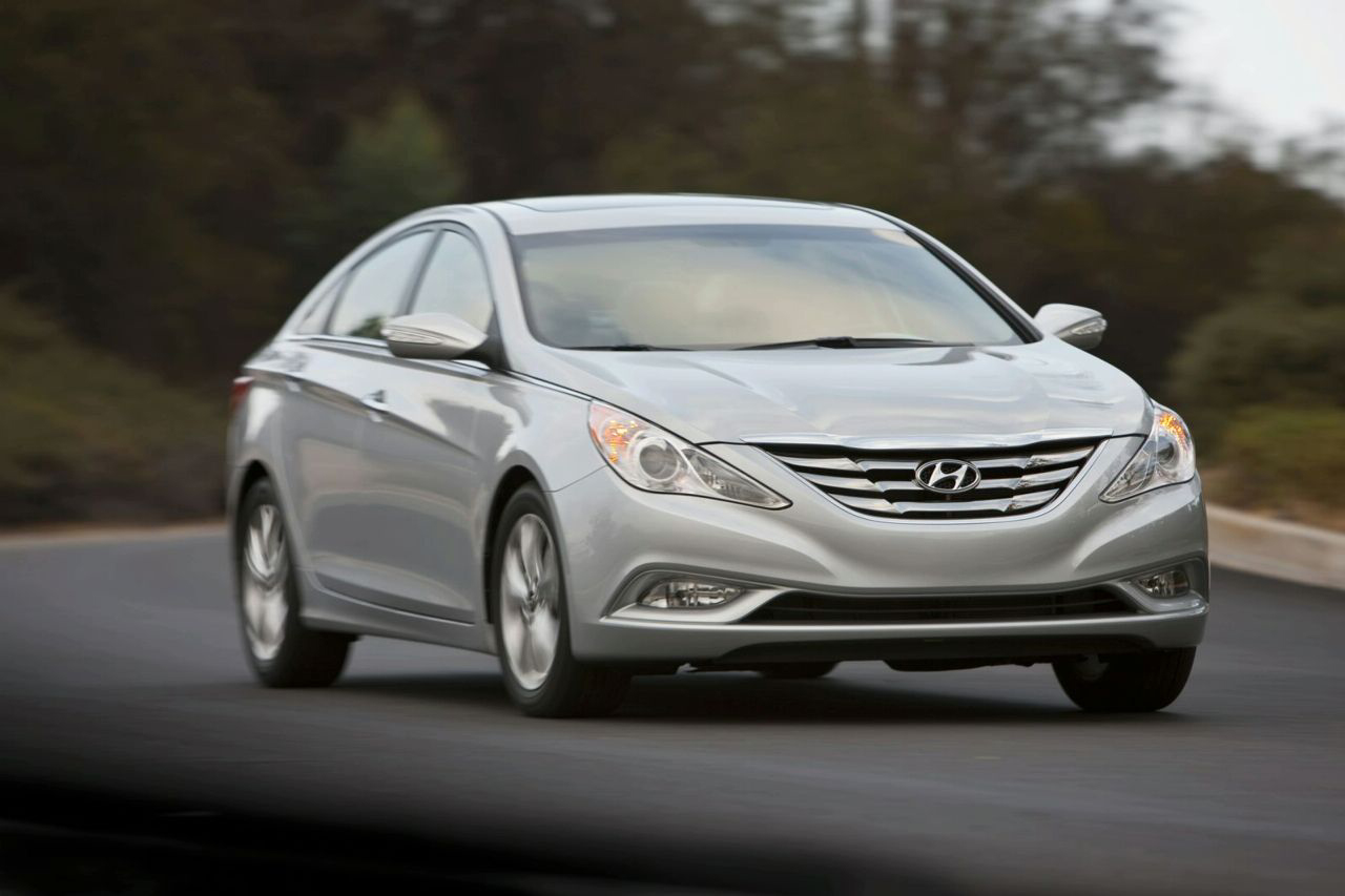 Hyundai Sonata 2011 prata de frente em movimento