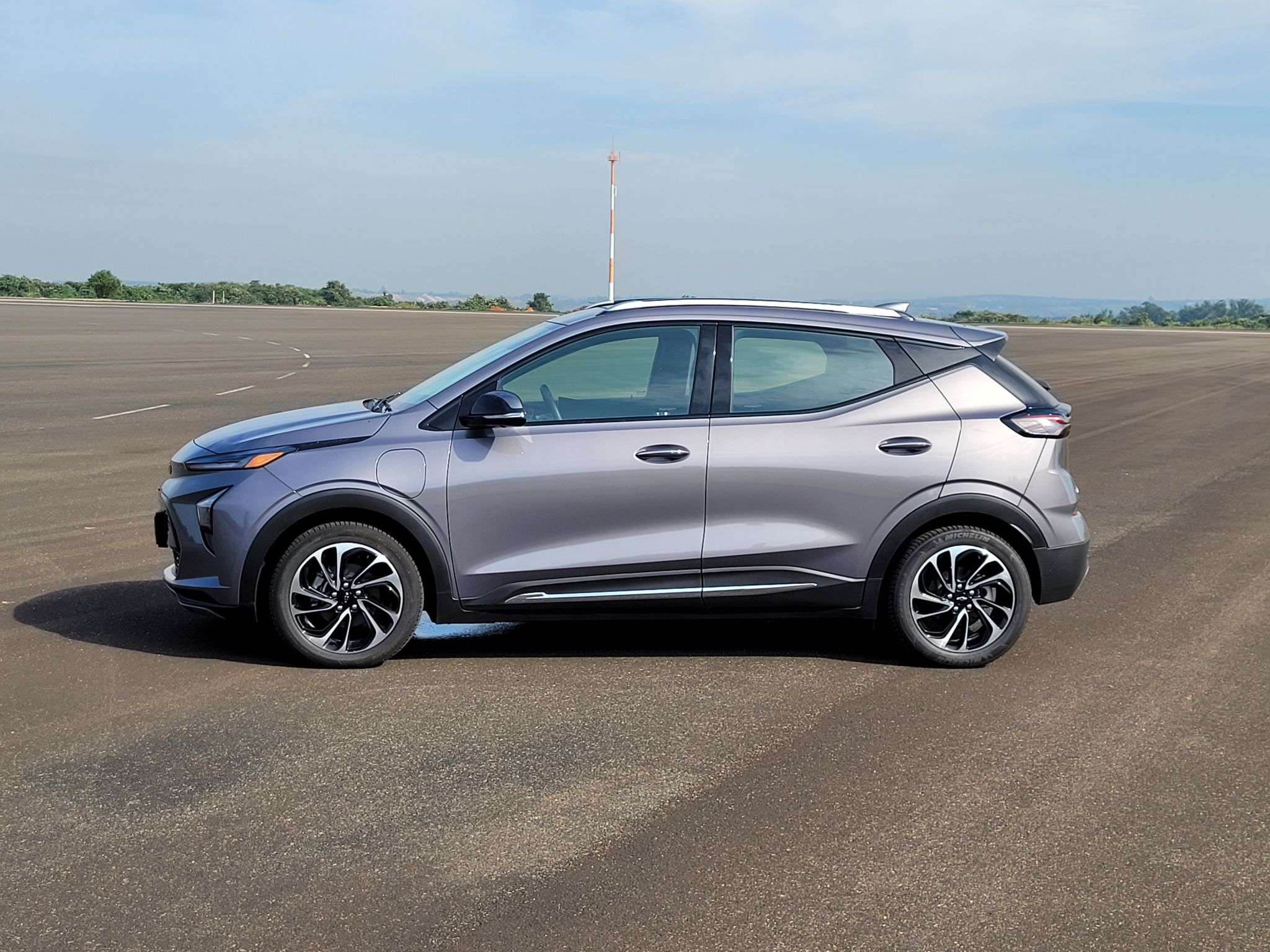 Carro elétrico Chevrolet Bolt EUV cinza, de lateral