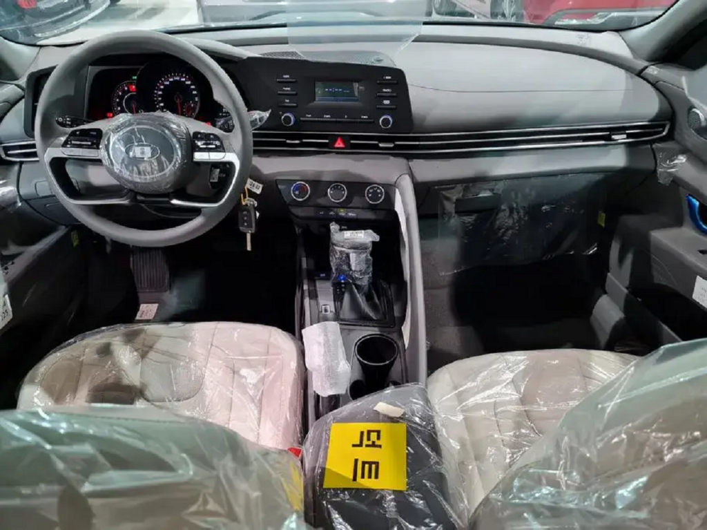 Interior de de versão Hyundai Elantra que abdicou das telas sensíveis ao toque.