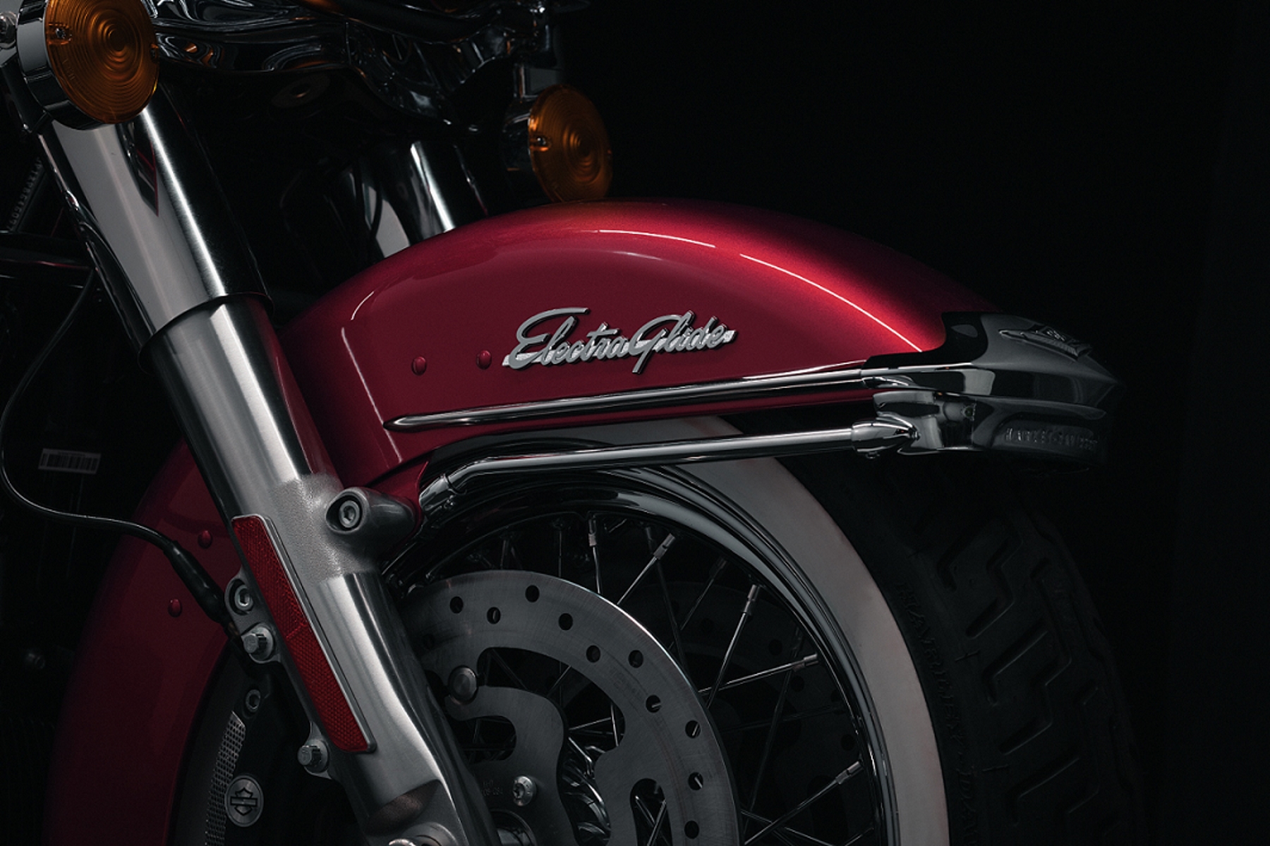 harley davidson electra glide highway king vermelha detalhe da roda dianteira e para lama estatica no estudio