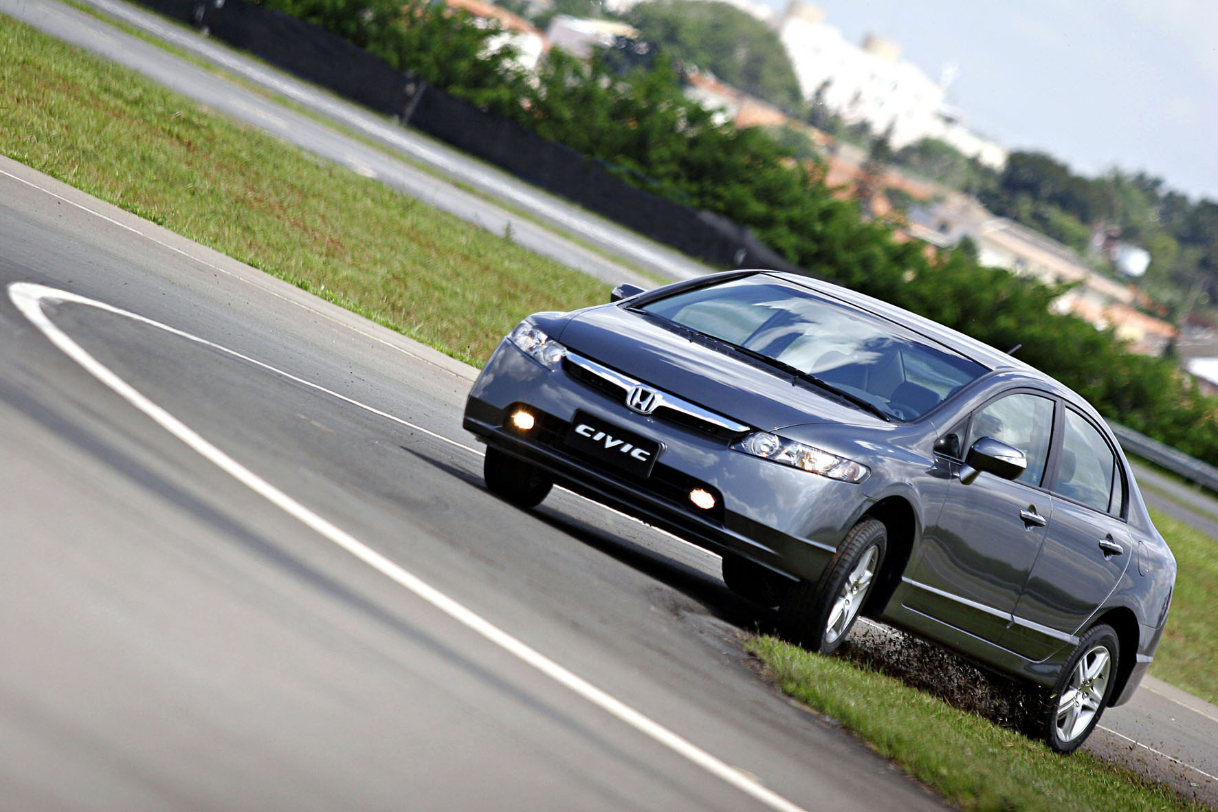 Honda Civic 2007 cinza de frente fazendo curva