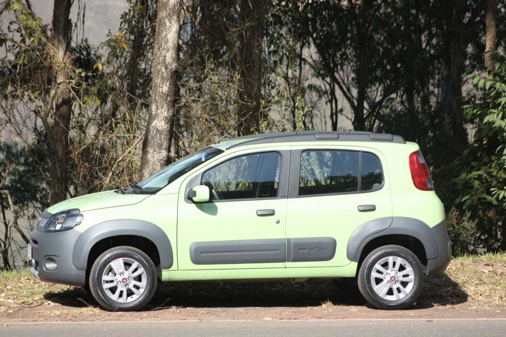 Fiat Uno Way 2011 verde de lado