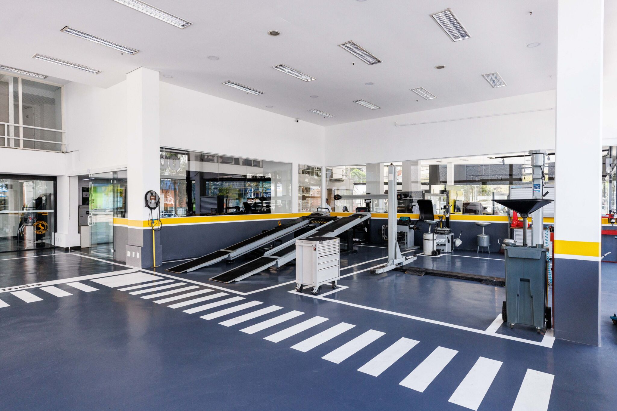 Interior da primeira concessionária da Renault formada só por mulheres.