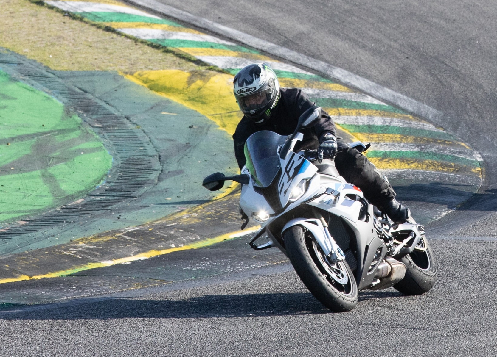 A superesportiva BMW S 1000RR chega à linha 2024 com os mesmos faróis e carenagens