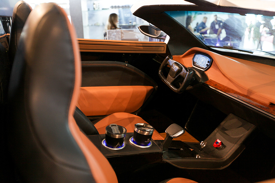 Aston Martin de Seacar Vehigh; para matéria sobre carro aquático interior