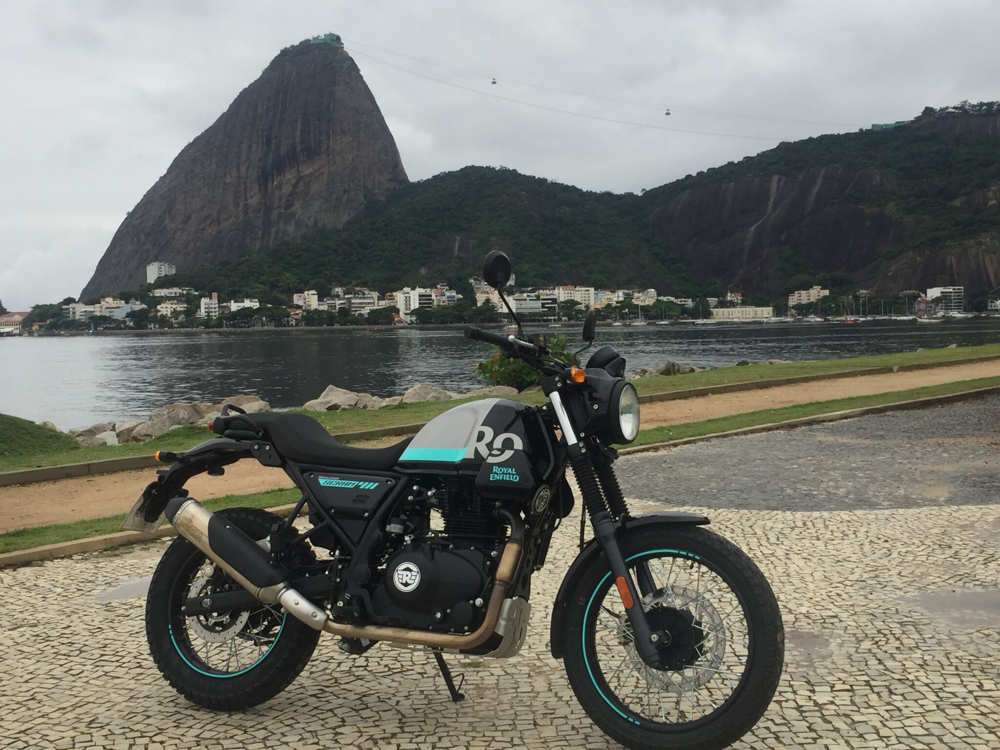 Royal Enfield Scram 411 de lado estacionada