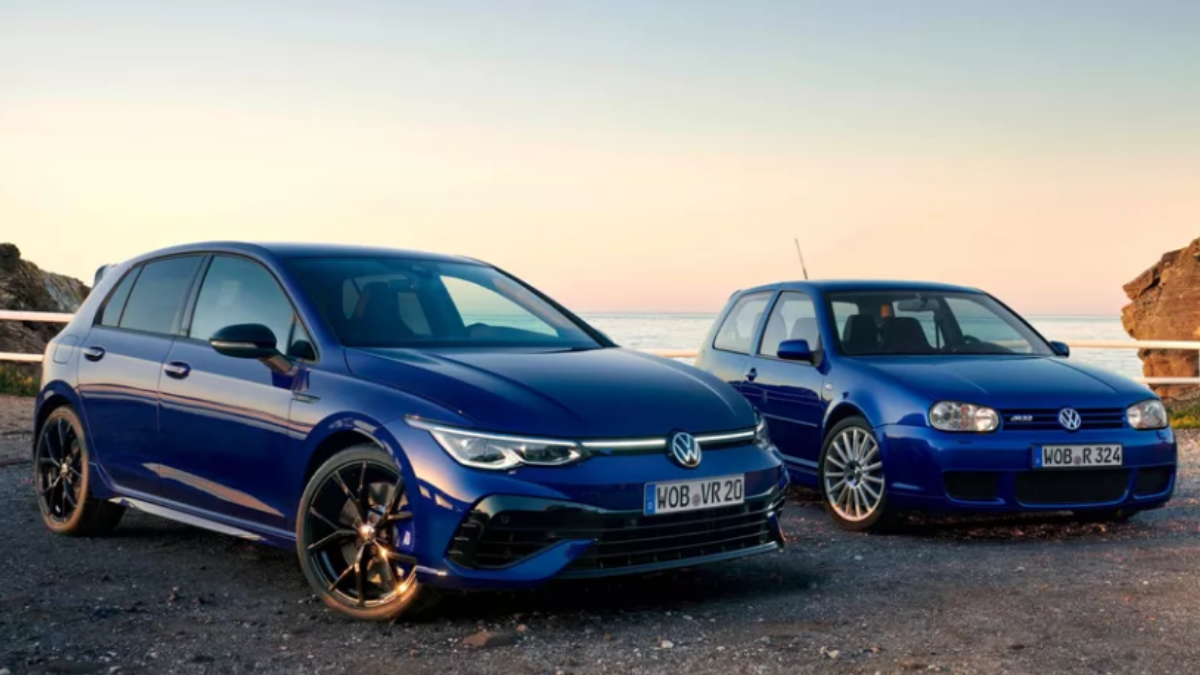 Duas versões do Volkswagen Golf em azul, parados em estrada de chão