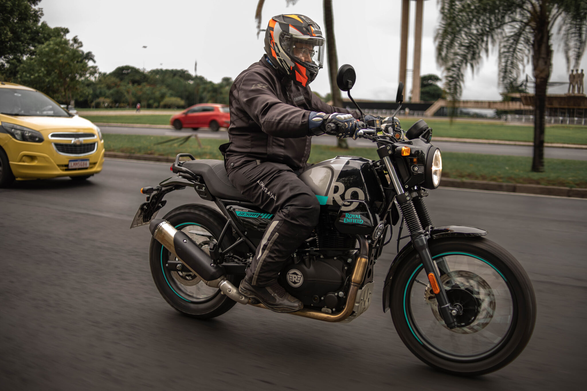 Royal Enfield Scram 411 de frente em movimento no asfalto